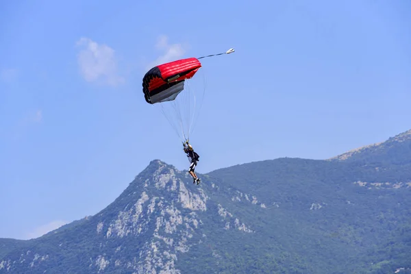 Parachutiste Descend Contre Ciel Bleu Arrière Plan Les Montagnes — Photo