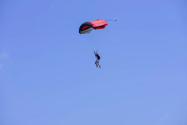 Paracadutista Scende Nel Cielo Blu Una Giornata Sole — Foto Stock