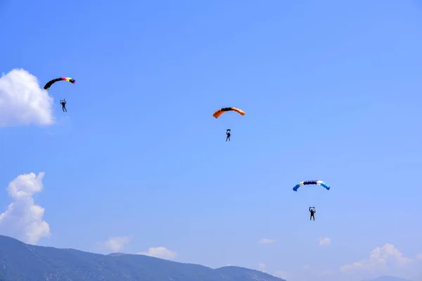 Drei Fallschirmjäger Steigen Vor Blauem Himmel — Stockfoto