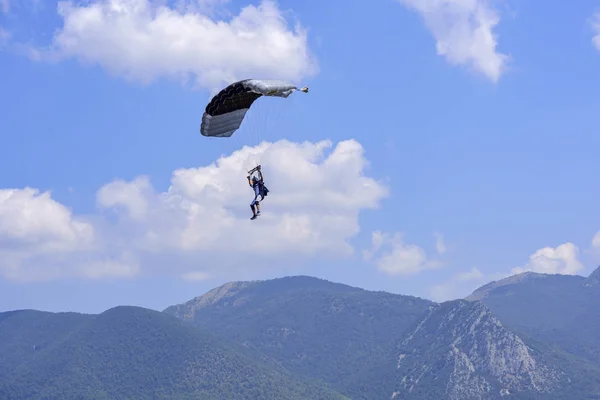 Paracaidista Desciende Contra Cielo Azul Fondo Las Montañas — Foto de Stock
