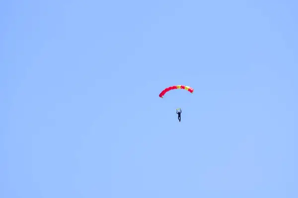 Fallschirmspringer Steigt Einem Sonnigen Tag Den Blauen Himmel — Stockfoto