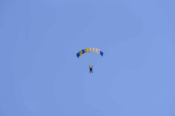 Parachutist Descends Blue Sky Sunny Day — Stock Photo, Image