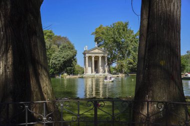 Bahçeli Villa Borghese. Tekneler ve Esculapio.Rome Tapınağı İtalya ile göl