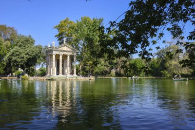 Bahçeli Villa Borghese. Tekneler ve Esculapio.Rome Tapınağı İtalya ile göl