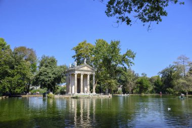 Bahçeli Villa Borghese. Tekneler ve Esculapio.Rome Tapınağı İtalya ile göl
