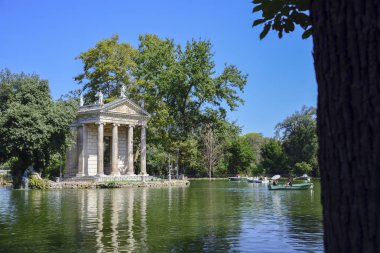 Bahçeli Villa Borghese. Tekneler ve Esculapio.Rome Tapınağı İtalya ile göl