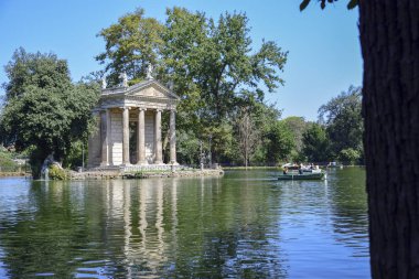 Bahçeli Villa Borghese. Tekneler ve Esculapio.Rome Tapınağı İtalya ile göl