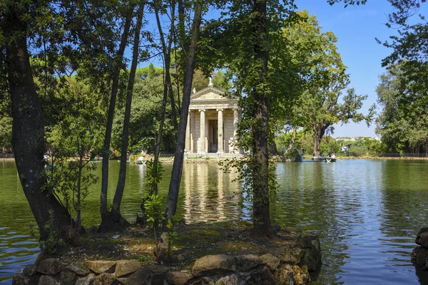 Bahçeli Villa Borghese. Tekneler ve Esculapio.Rome Tapınağı İtalya ile göl