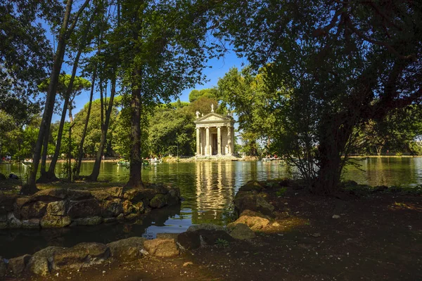 Jardín Villa Borghese Lago Con Barcos Templo Esculapio Roma Italia —  Fotos de Stock