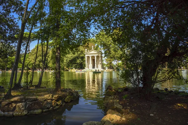 Bahçeli Villa Borghese Tekneler Esculapio Rome Tapınağı Talya Ile Göl — Stok fotoğraf