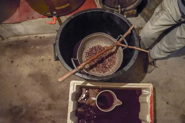 Vinificazione Filtraggio Del Mosto Dopo Aver Premuto — Foto Stock