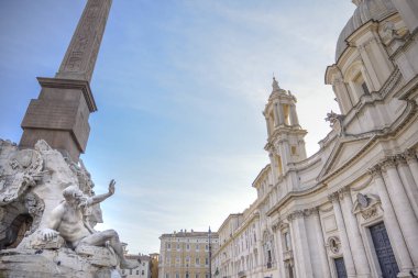 Roma, Navona Meydanı (Piazza Navona) St Agnese Kilisesi ve Bernini tarafından dört nehir Çeşmesi. Rio de La Plata nehrini tasvir eden heykel