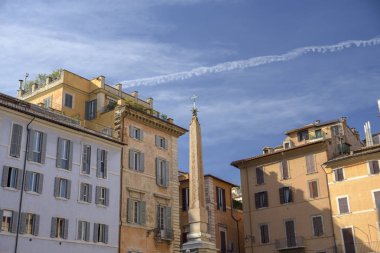 Rotonda Meydanı önünde ünlü pantheon Roma'da