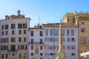 Rotonda Meydanı önünde ünlü pantheon Roma'da