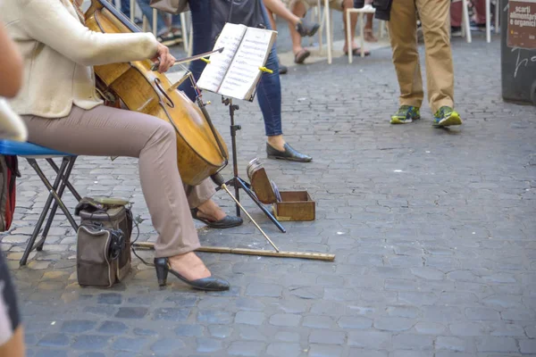 ストリートアーティスト ローマの街でチェロを演奏 — ストック写真