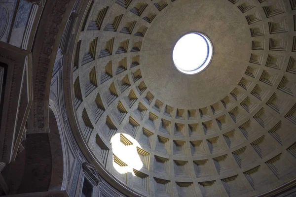 Roma, İtalya turistik. Pantheon, Roma Tapınağı nın muhteşem kubbe içinde
