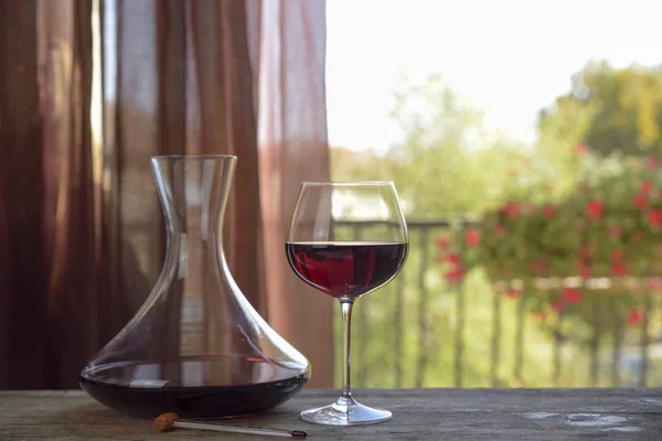 Vino Rosso Italiano Calice Con Decanter Sfondo Naturale — Foto Stock