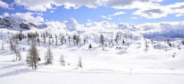 güzel dağlar karla kaplı. Alpler doruklarına Kayak pistlerinin kayakçılar için arka plan vardır