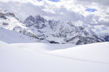 güzel dağlar karla kaplı. Alpler doruklarına Kayak pistlerinin kayakçılar için arka plan vardır