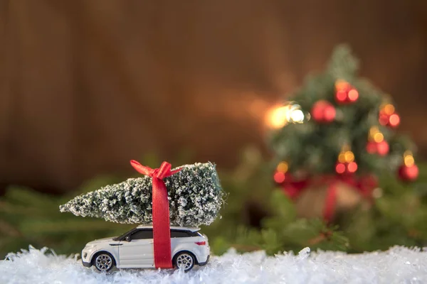 Noel süsleri. Noel ağacı üzerinde oyuncak araba