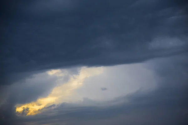 Fırtına Bulutları Arkasında Günbatımı — Stok fotoğraf