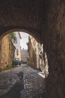 İtalyan ortaçağ köyü karakteristik sokak. Amelia, Umbria, İtalya