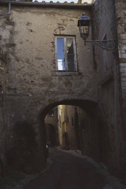 İtalyan ortaçağ köyü karakteristik sokak. Amelia, Umbria, İtalya