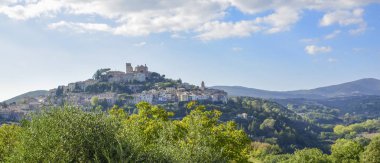 Amelia, Umbria, İtalya. Tepe üzerinde ortaçağ köyü
