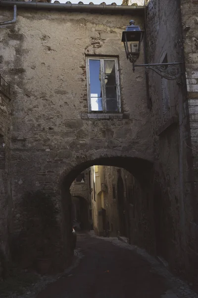 İtalyan ortaçağ köyü karakteristik sokak. Amelia, Umbria, İtalya
