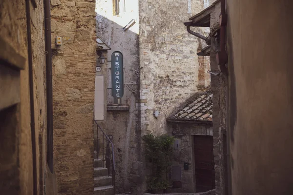 İtalyan ortaçağ köyü karakteristik sokak. Amelia, Umbria, İtalya