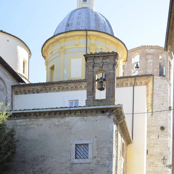 Gasse Des Italienischen Dorfes Mit Glocke — Stockfoto