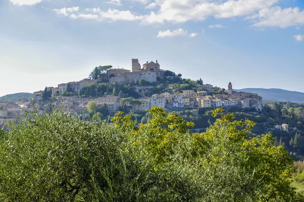 Amelia, Umbria, İtalya. Tepe üzerinde ortaçağ köyü