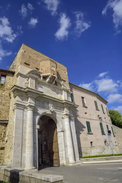 İtalya, Amelia, ortaçağ köyü. Roma kapı