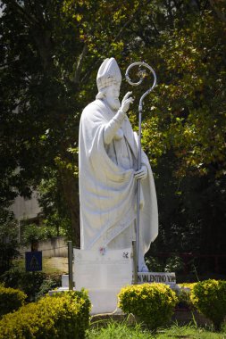 Sevgililer günü. Aşık korur Sevgililer heykeli