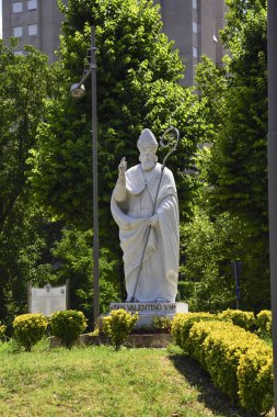 Sevgililer günü. Aşık korur Sevgililer heykeli