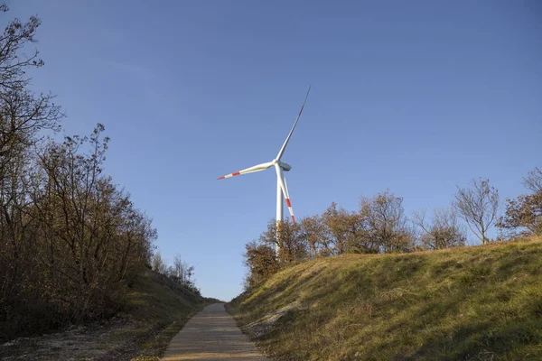 Rüzgar türbini elektrik kirliliği olmadan yenilenebilir kaynakları için. Trentino, İtalya