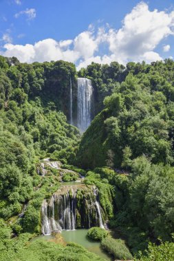 Marmore şelaleler. Güzel ve güçlü şelaleler. Avrupa'nın en yüksek. Umbria İtalya
