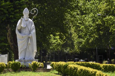 Sevgililer günü. Aşık korur Sevgililer heykeli