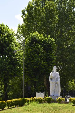 Sevgililer günü. Aşık korur Sevgililer heykeli