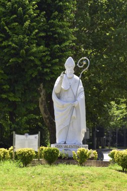 Sevgililer günü. Aşık korur Sevgililer heykeli