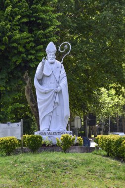 Sevgililer günü. Aşık korur Sevgililer heykeli