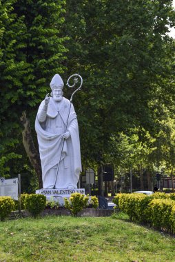 Sevgililer günü. Aşık korur Sevgililer heykeli