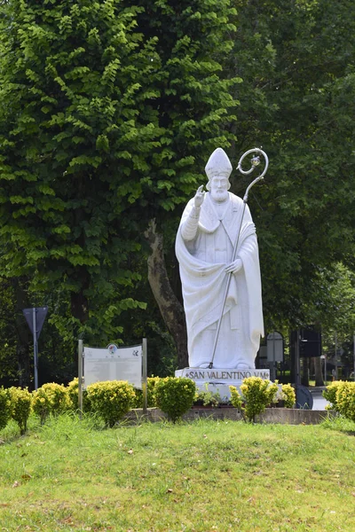 Sevgililer günü. Aşık korur Sevgililer heykeli