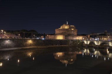 Roma İtalya. Aziz Angelo Kalesi ve köprünün yansımaları ile gece güzel manzarasına Tiber Nehri üzerinde.