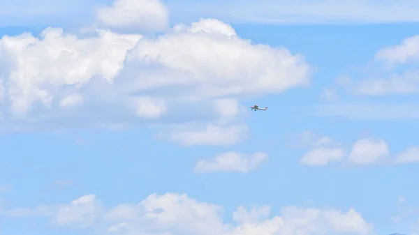 Küçük Uçak Gökyüzünde Havalanıyor — Stok fotoğraf
