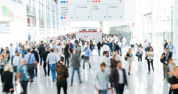 Uomini Affari Sfocati Una Fiera — Foto Stock