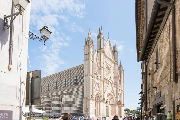 奥维多 意大利 282018 游客参观奥维多和它的大教堂在一个晴朗的日子 — 图库照片