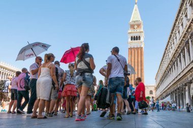Venedik, İtalya - 17 Ağustos 2014: Venedik 'teki ünlü Piazza San Marco' yu ziyaret eden turistler güneşli bir günde