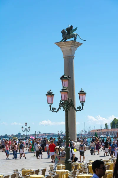ヴェネツィア イタリア 2014年8月17日 晴れた日にヴェネツィアの有名なサン マルコ広場を訪れる観光客 — ストック写真