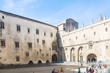2016:torist Avignon, Fransa-Ağustos 12, Papa'nın Fransa ve Unesco mirası güneşli bir gün boyunca ünlü Hıristiyan landmark Sarayı ziyaret edin